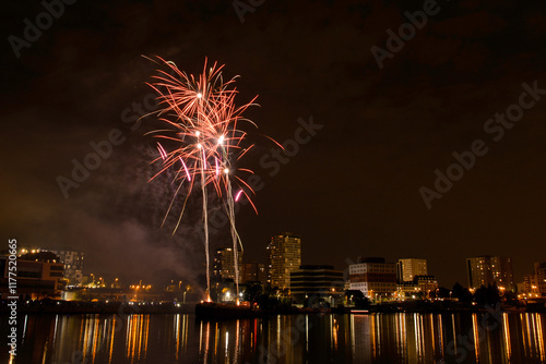 feu d'artifice, Choisy le Roi, la Seine, Val de Marne, 94, France photo