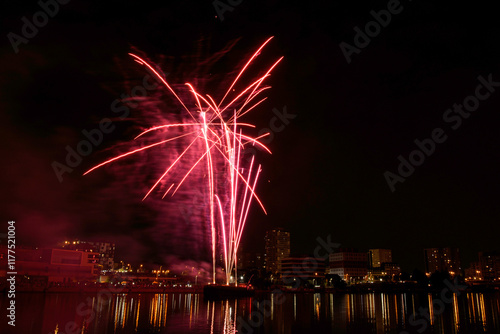 feu d'artifice, Choisy le Roi, la Seine, Val de Marne, 94, France photo