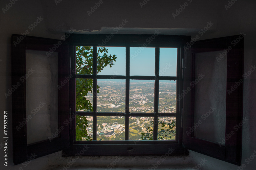 Fenster mit Gitter mit Blick auf die Umgebung Fenster mit Gitter mit Blick auf die Umgebung