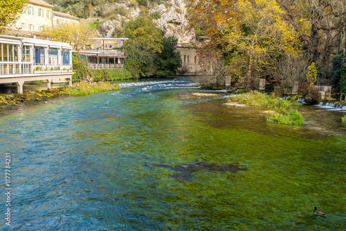 Obraz na płótnie L'Isle-sur-la-Sorgue : Charme et Sérénité Provençale w salonie