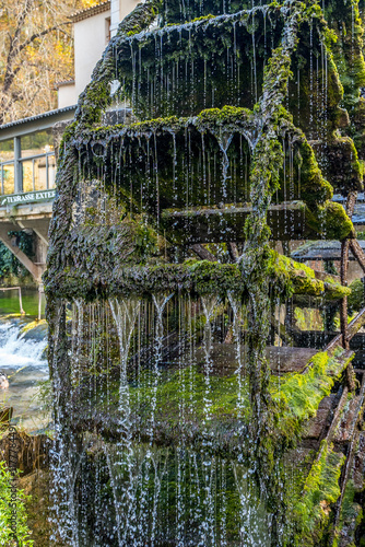 Obraz na płótnie L'Isle-sur-la-Sorgue : Charme et Sérénité Provençale w salonie