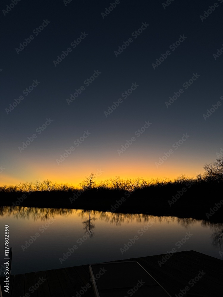 Obraz premium sunset over the lake