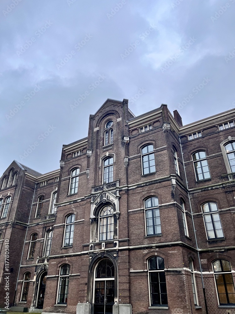 Obraz premium Fachada antigua edificio Amsterdam, Paises Bajos.