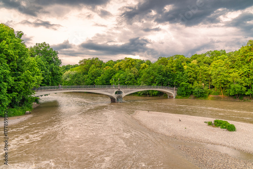 Fußgängerbrücke Kabelsteg über die Isar in München