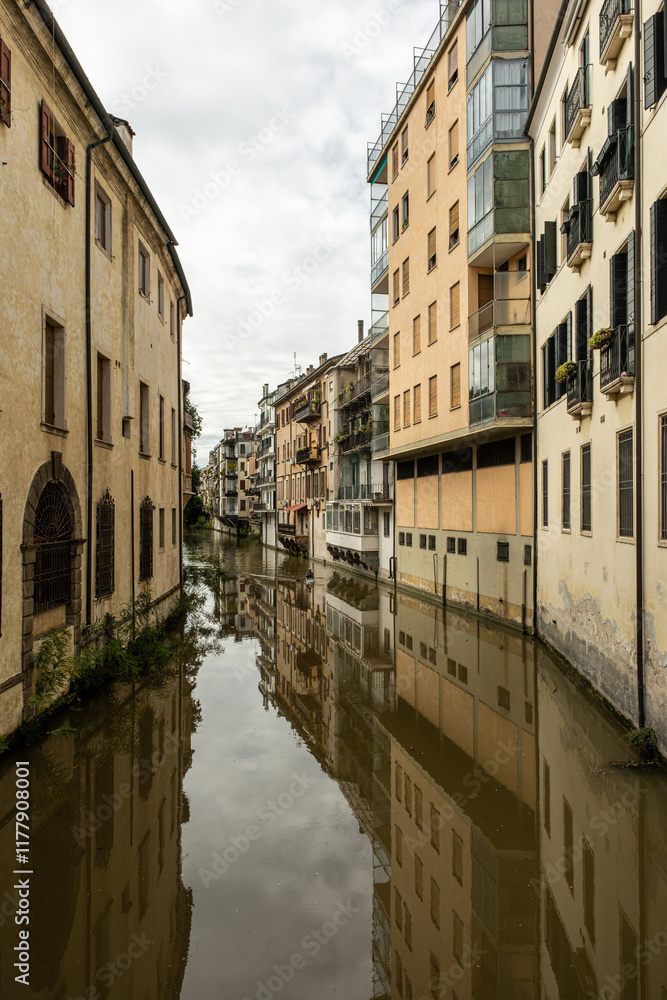 Fototapeta premium canals cross the city of Padua with buildings