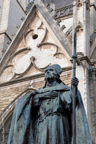 statue