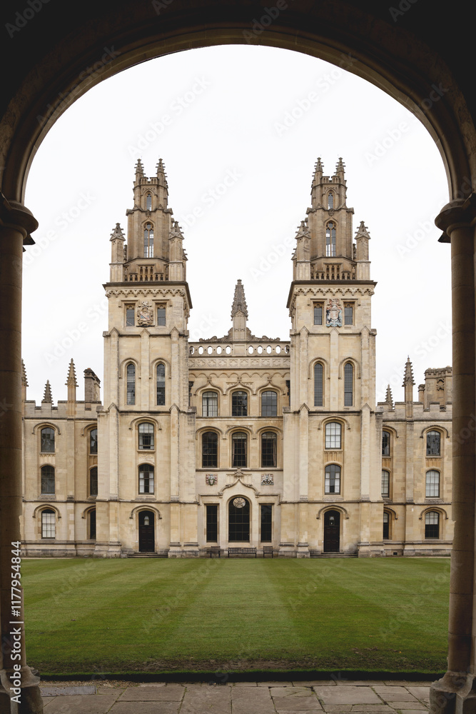 Fototapeta premium All Souls College seen through an arch