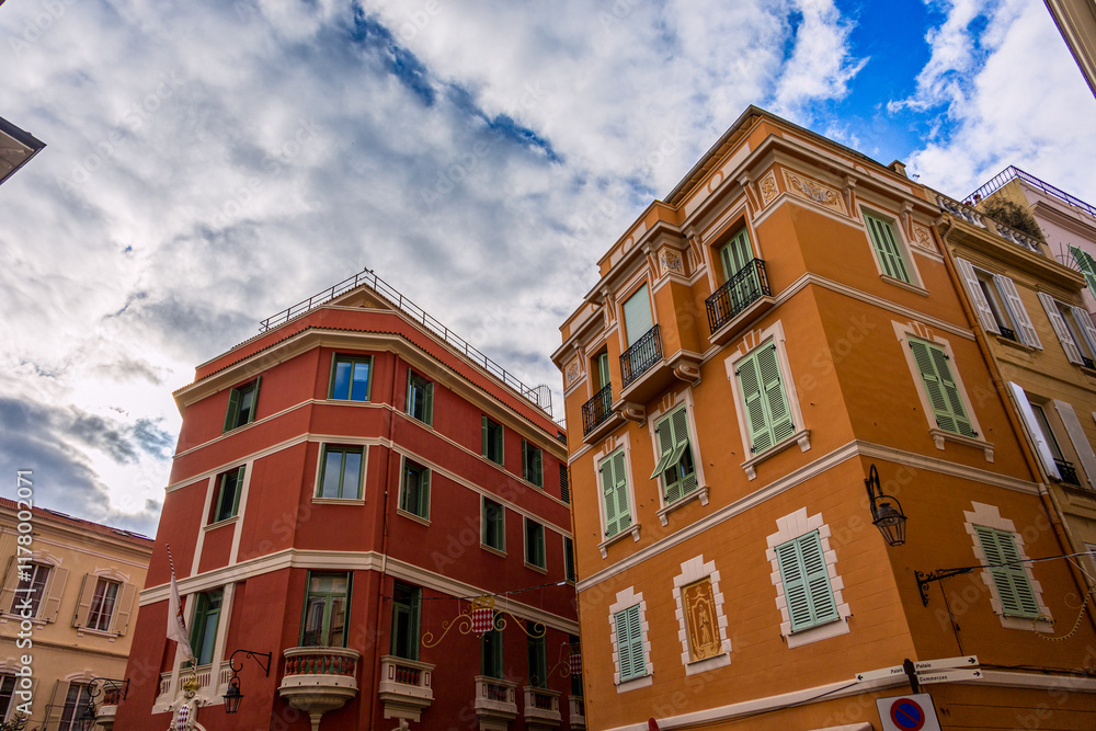 Fototapeta premium Dans les rues de la vieille ville sur le rocher de la Principauté de Monaco