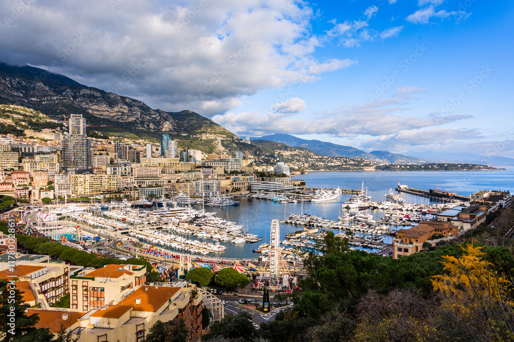 Vue sur Monaco et son port de plaisance depuis le Rocher Vue sur Monaco et son port de plaisance depuis le Rocher
