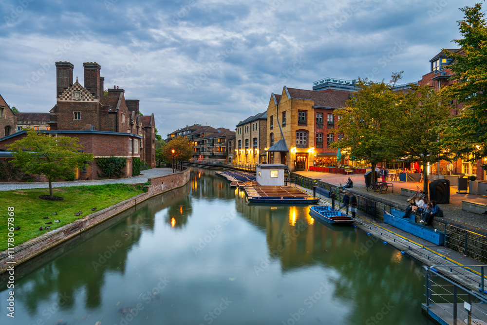 Obraz premium Punts on quayside of the river Cam in Cambridge. England