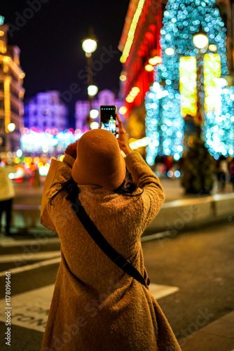 Dos personas no reconocibles haciendo una foto con su movil.