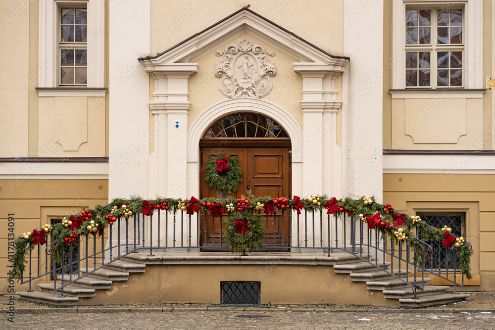 Schody i drzwi do Ratusza w Lesznie w okresie świąt Bożego Narodzenia