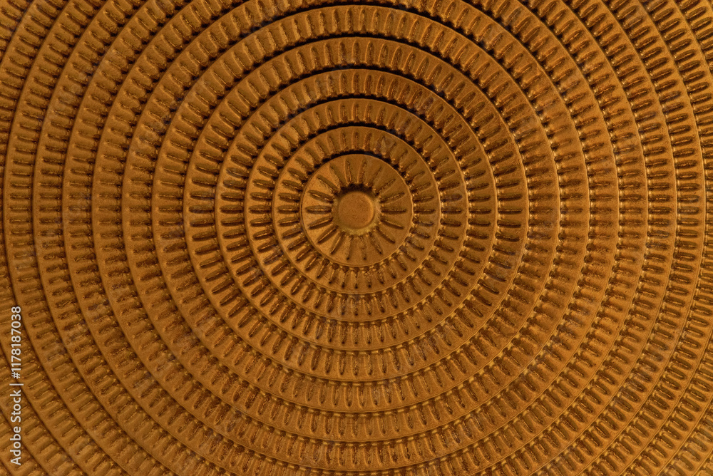 Fototapeta premium Concentric patterns on a textured golden surface