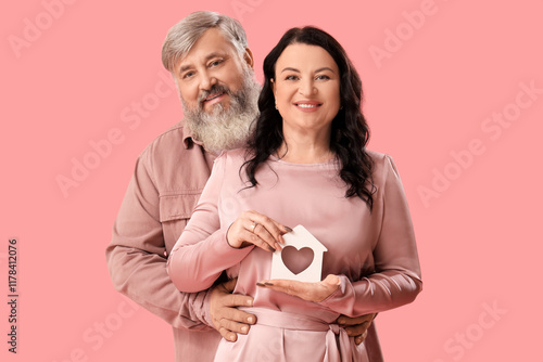 Beautiful mature couple hol...