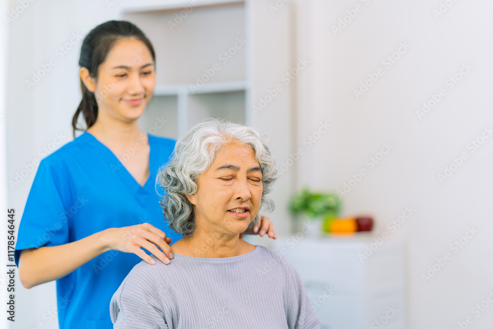 Obraz premium An elderly Asian female patient is happy and smiles, encouraging and supporting her to do physical therapy to walk. Health care concept