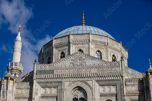 Obraz na płótnie Interior detail from Pertevniyal Valide Sultan Mosque, a 19th century Ottoman imperial mosque located in Aksaray, Istanbul, Turkey. w salonie