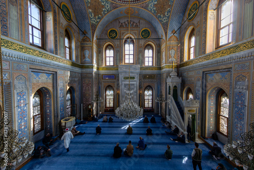 Obraz na płótnie Interior detail from Pertevniyal Valide Sultan Mosque, a 19th century Ottoman imperial mosque located in Aksaray, Istanbul, Turkey. w salonie