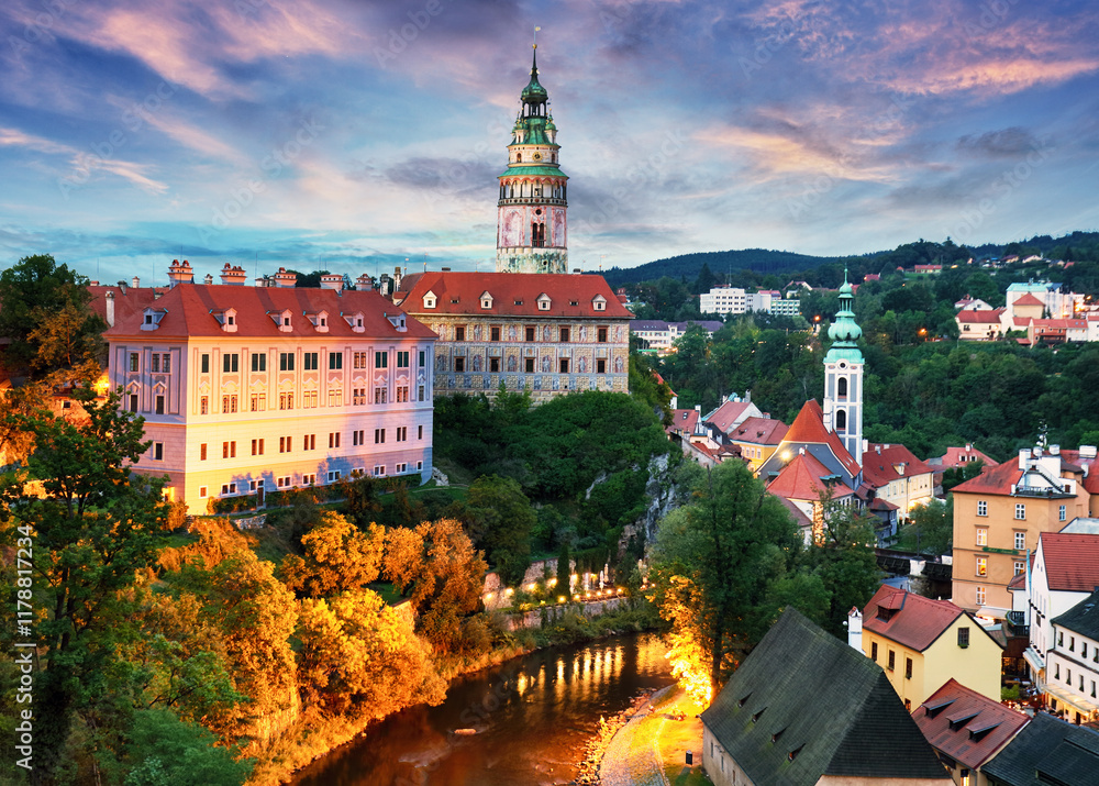 Obraz premium Czech republic - Old town of Cesky Krumlov at night with Vltava river