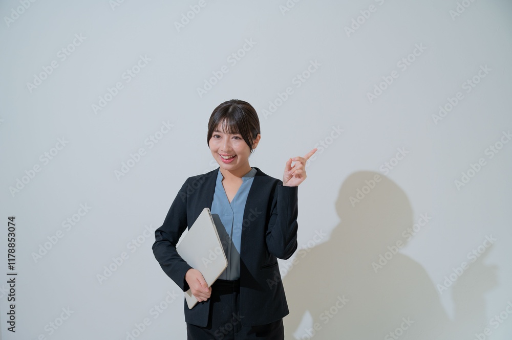 白背景で指をさす日本人女性 白背景で指をさす日本人女性