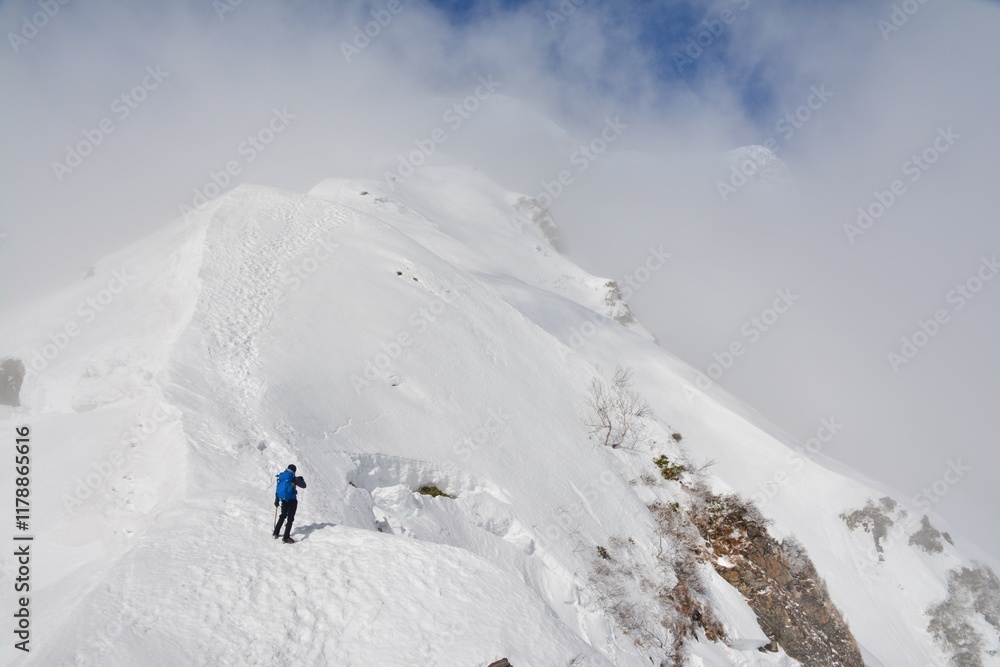 雪の谷川岳・西黒尾根を登る登山者 雪の谷川岳・西黒尾根を登る登山者
