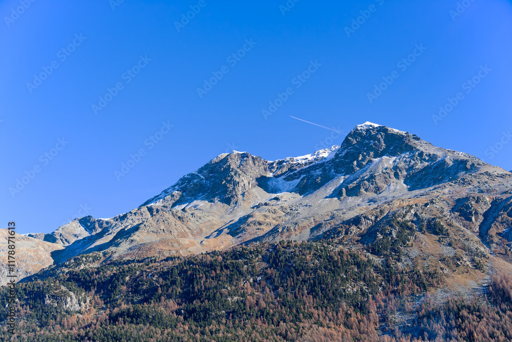 Fototapeta premium Beautiful mountain panorama in the Swiss Alps with mountain peaks at upper Engadin Valley on a sunny autumn day. Photo taken November 15th, 2024, Engadin Valley, Switzerland.