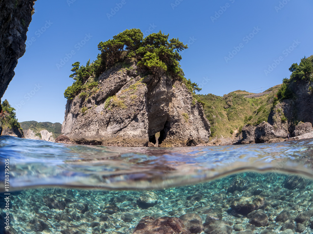 Fototapeta premium 美しいヒリゾ浜の海の半水面撮影。静岡県伊豆半島賀茂郡南伊豆町中木ヒリゾ浜2024年 