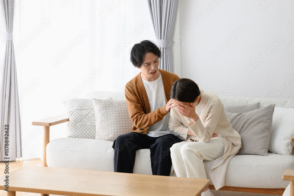 体調不良の女性と気遣う男性 体調不良の女性と気遣う男性