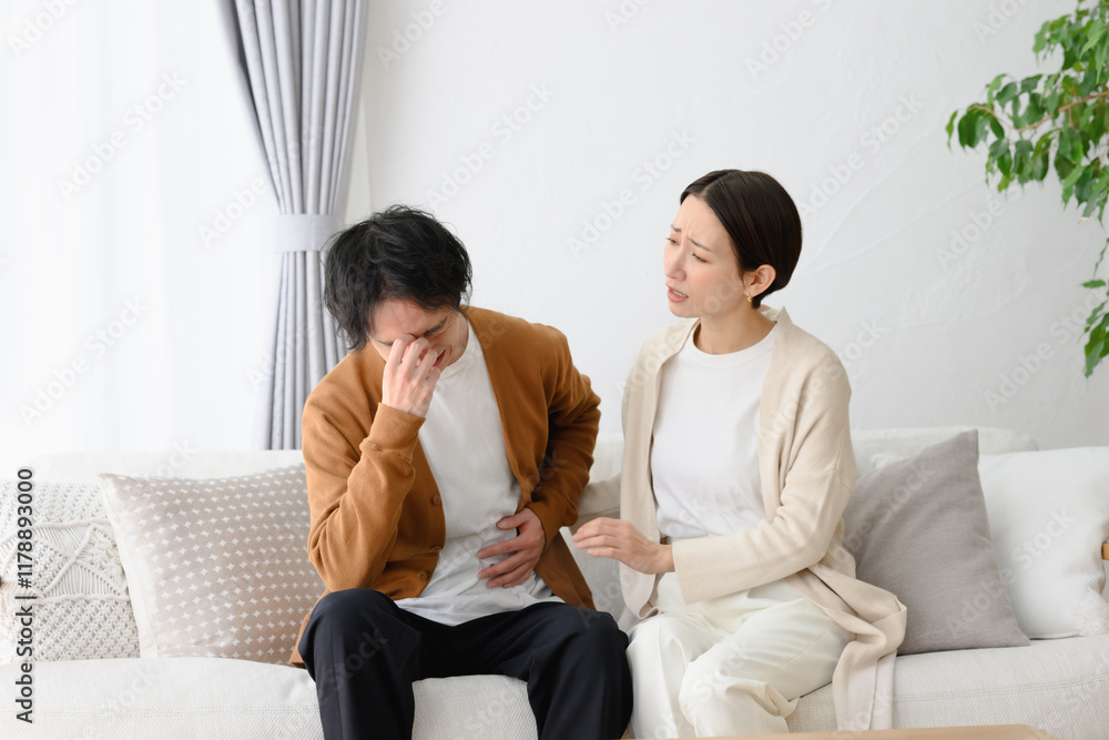 体調不良の男性と気遣う女性