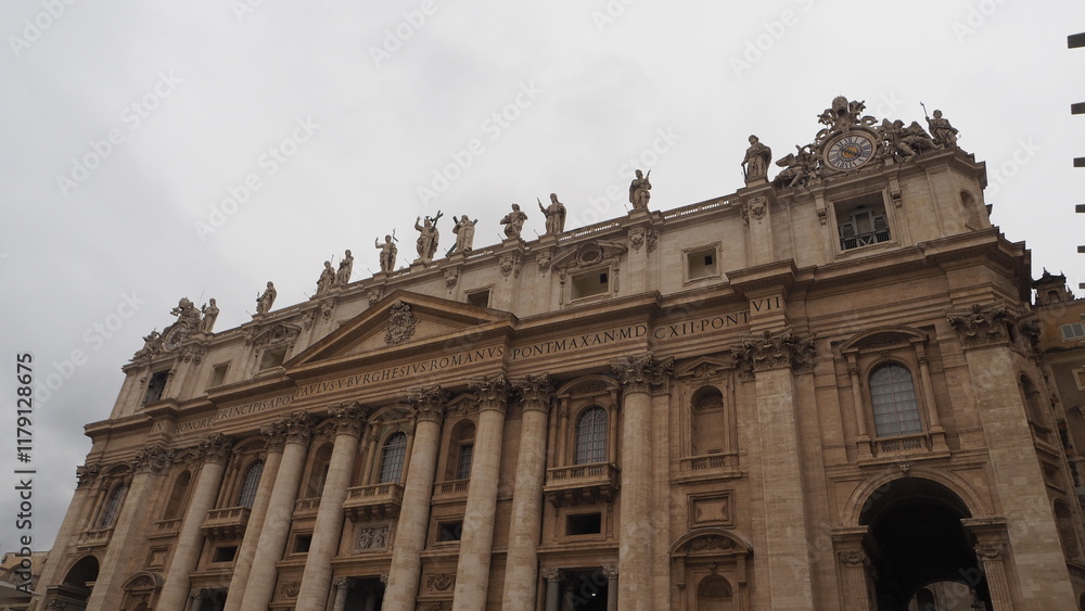 Fototapeta premium St. Peter's Basilica, St. Peter's Square, Vatican City. Indoor interior.