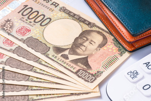 一万円札のアップと財布
