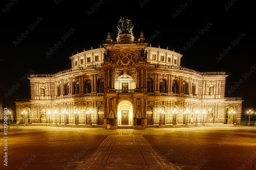 Obraz premium Illuminated Semperoper Opera House in Dresden