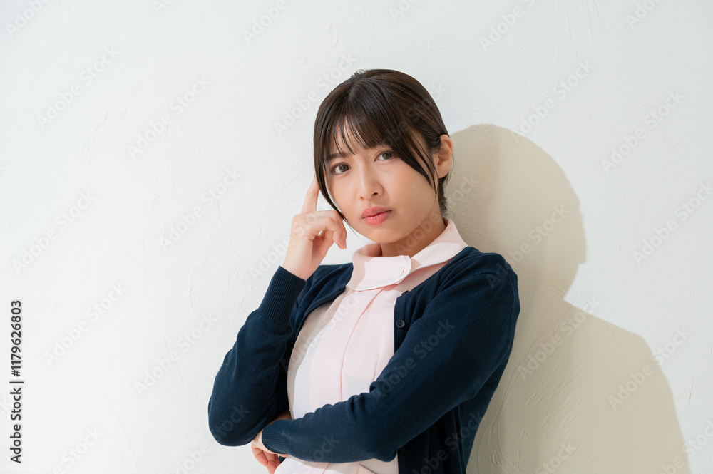 悩む日本人クリニックスタッフ 悩む日本人クリニックスタッフ