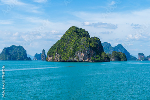 Obraz na płótnie Ao Phang Nga National Park and coastline of Phuket w salonie