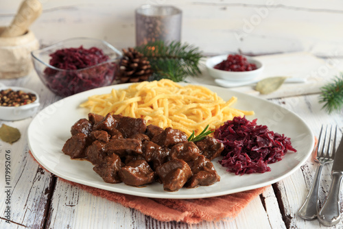 Fotografi Wildgulasch mit Spätzle und Rotkraut