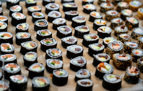 Verschiedene Varianten von Japanischen Sushi Rollen photo