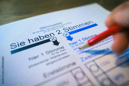 Stimmzettel zur Bundestagswahl und Hand die einen roten Stift hält