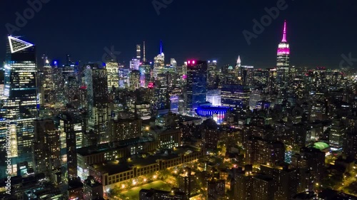 Wallpaper Mural NEW YORK, USA - JANUARY 5, 2025: Nighttime skyline view of New York City featuring bright lights and iconic buildings illuminating the urban landscape Torontodigital.ca
