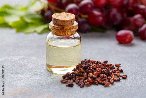 Obraz na płótnie Grape seed oil in small bottle and bunch of grapes together. w salonie