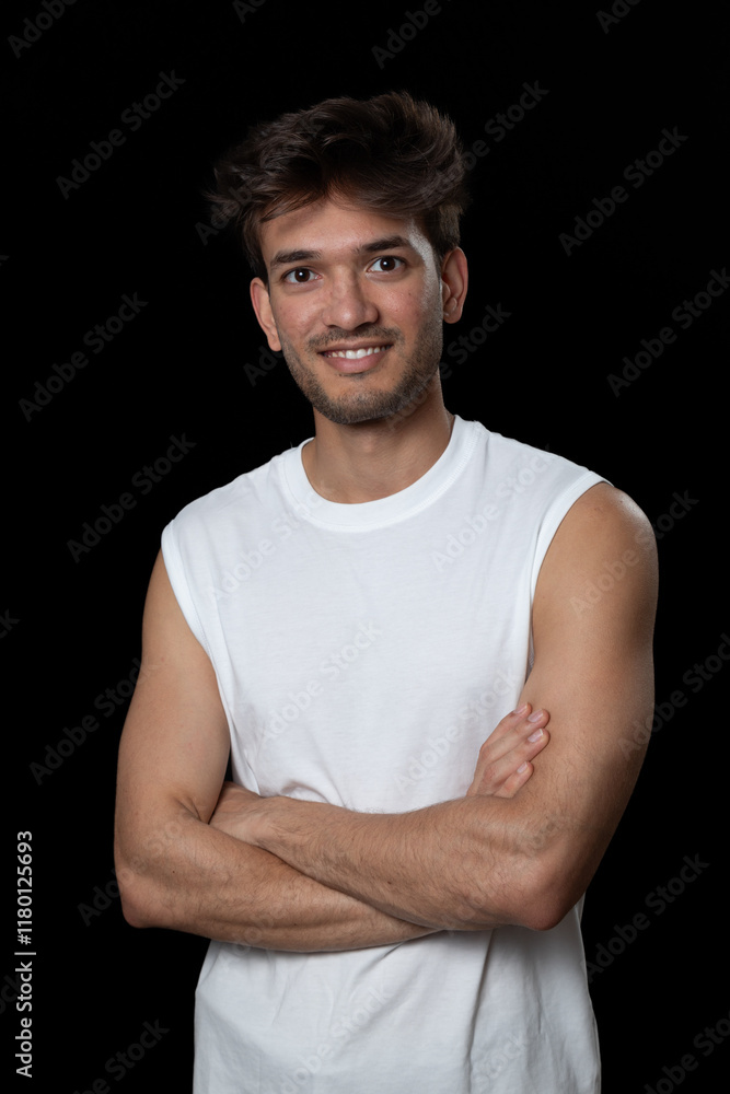 Junger Mann aus Indien trägt weißes T-Shirt Junger Mann aus Indien trägt weißes T-Shirt