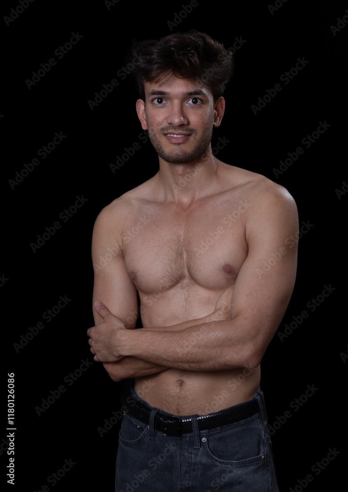 Fototapeta premium Junger muskulöser Mann aus Indien mit freiem Oberkörper