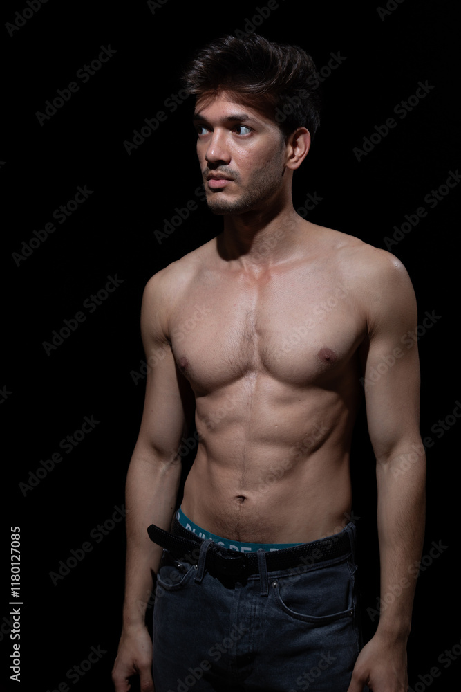 Fototapeta premium Junger muskulöser Mann aus Indien mit freiem Oberkörper