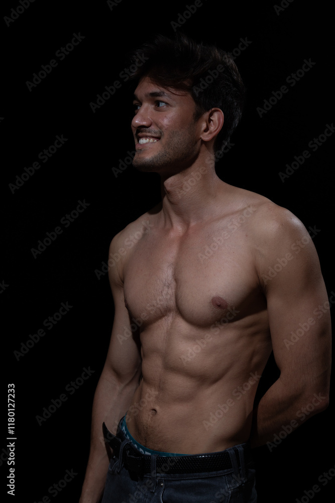 Fototapeta premium Junger muskulöser Mann aus Indien mit freiem Oberkörper
