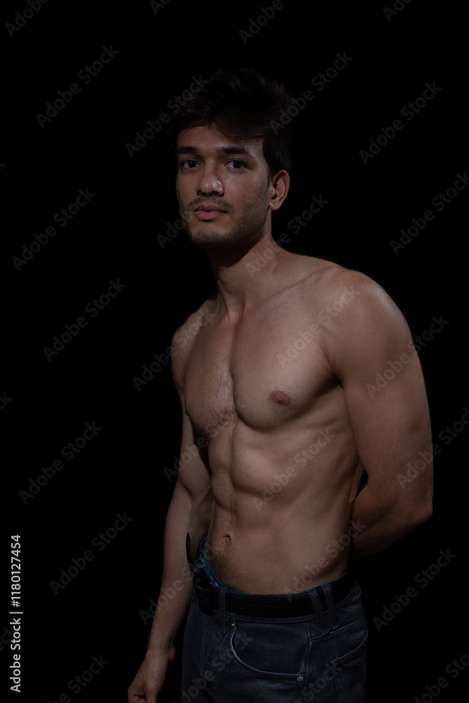 Fototapeta premium Junger muskulöser Mann aus Indien mit freiem Oberkörper