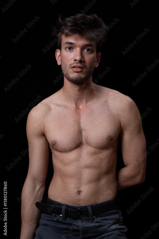 Fototapeta premium Junger muskulöser Mann aus Indien mit freiem Oberkörper