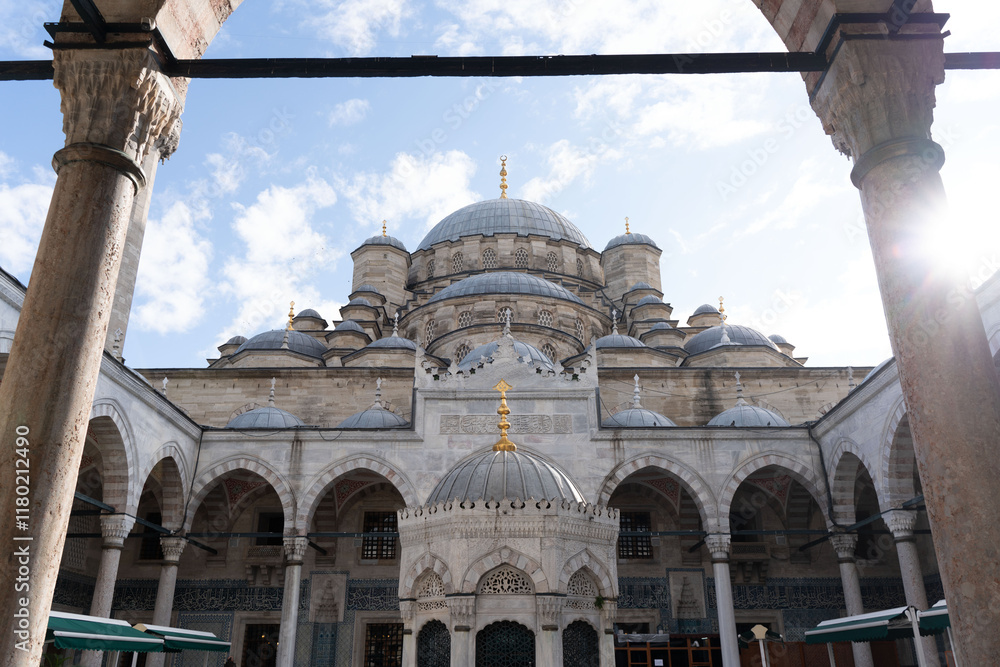 Fototapeta premium Courtyard (Sahn) of the Yeni Cami, New Mosque, in Istanbul