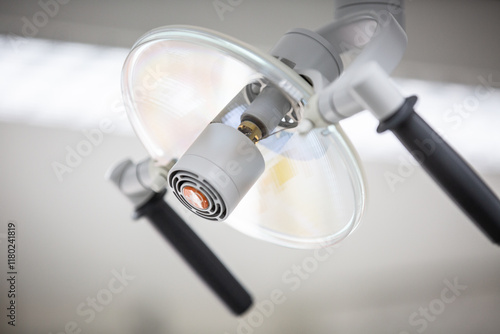 Eine Zahnarztlampe ist ein zentrales Arbeitsgerät in jeder Zahnarztpraxis, das eine optimale Beleuchtung während der Behandlung gewährleistet. 