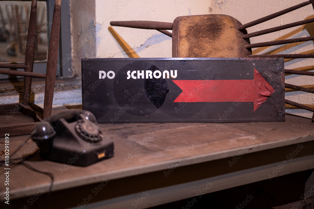 Fototapeta premium Tablica wskazująca kierunek wejścia do schronu