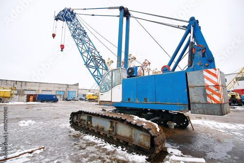 Foto Crawler crane at construction worksite during winter, heavy machinery for industrial lifting and engineering projects