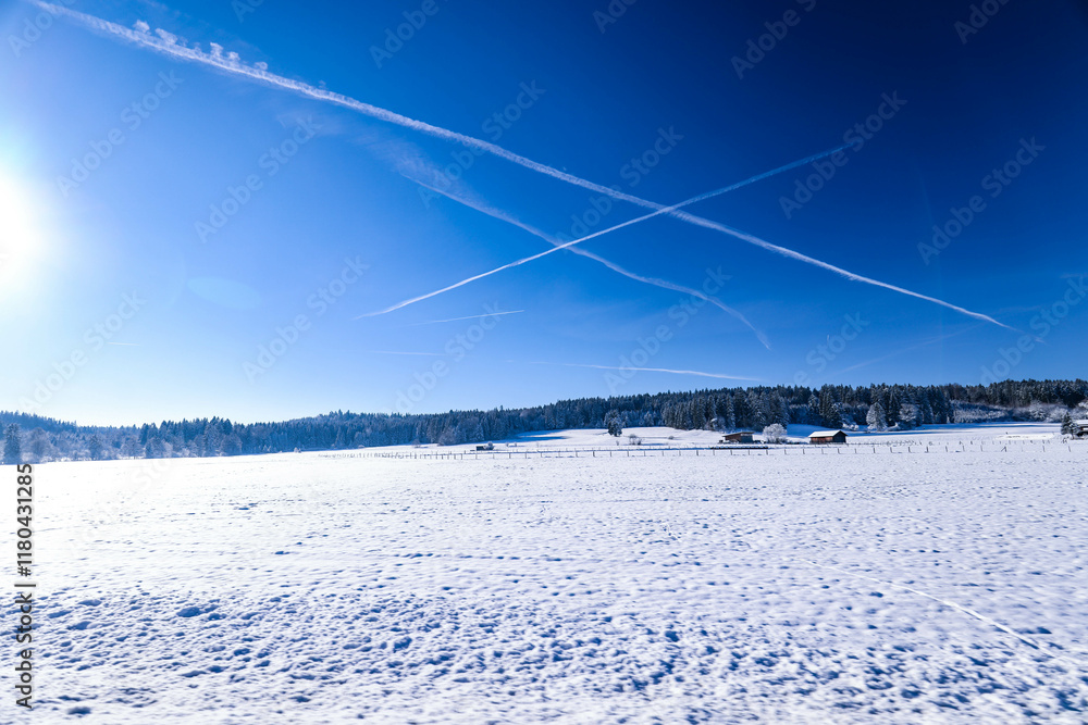 Nieve y cielo azul con nubes de aviones, Winter Austria, Arboles y casas bonitas en las montañas Nieve y cielo azul con nubes de aviones, Winter Austria, Arboles y casas bonitas en las montañas