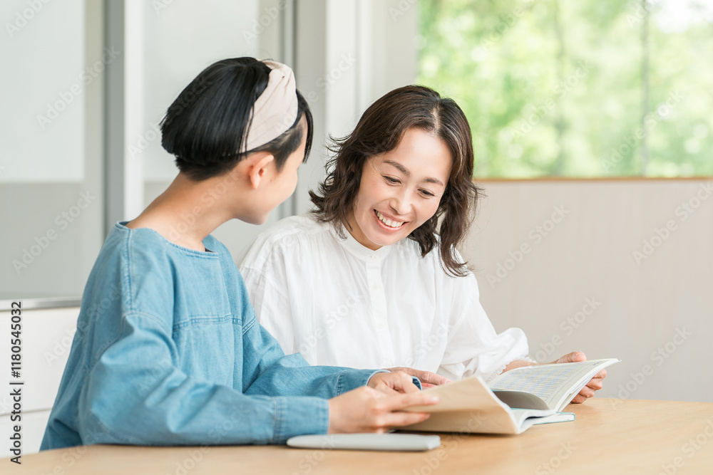 小学生・中学生の女の子に笑顔で勉強を教える母親・教師・塾講師・家庭教師の女性
小学生・中学生の女の子に笑顔で勉強を教える母親・教師・塾講師・家庭教師の女性